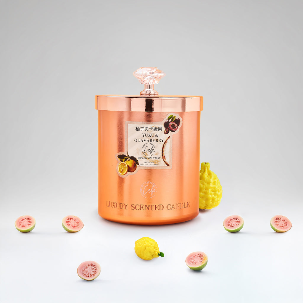 Yuzu & Guavaberry Rose Gold Metall Kerzen Kollektion | Hergestellt aus hochwertigem Kokoswachs & Kirschholzdocht für bis zu 60+ Stunden Brenndauer - Calm Candles Essential