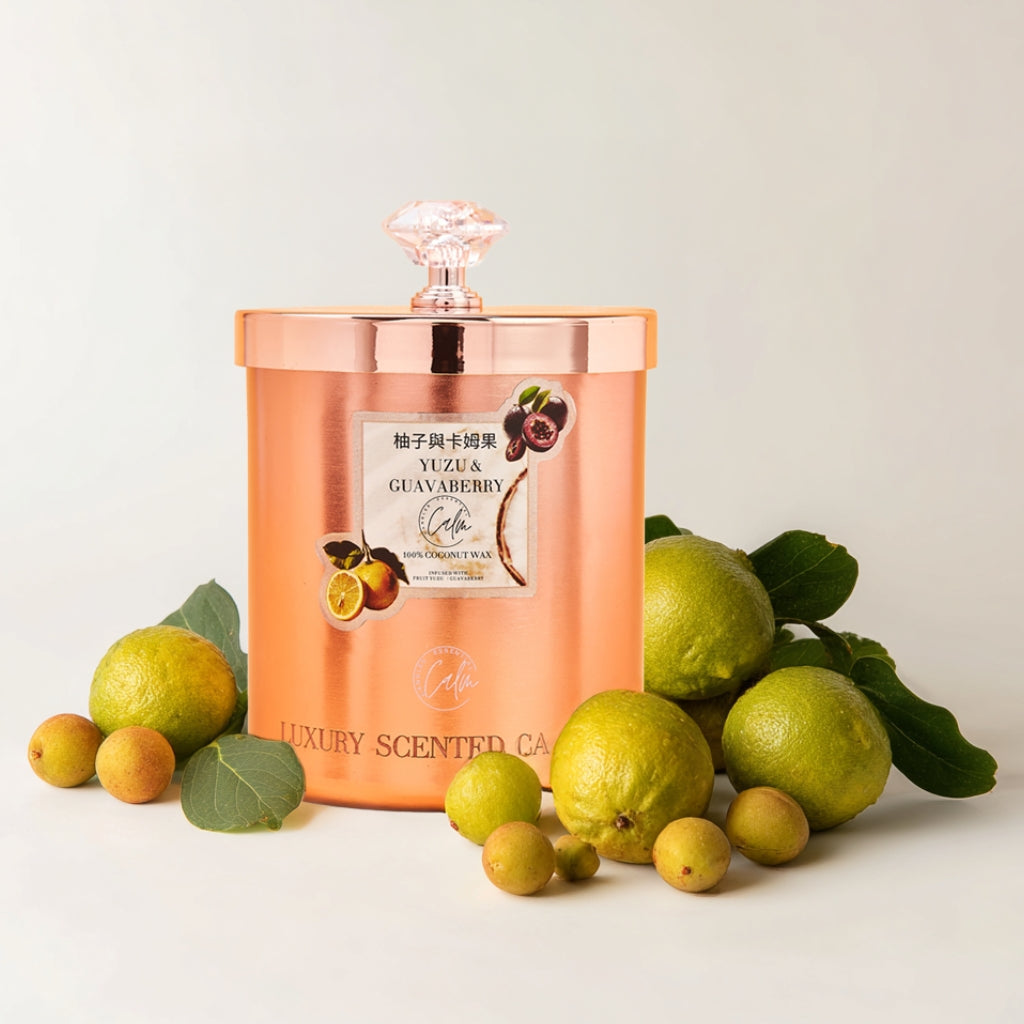 Yuzu & Guavaberry Rose Gold Metall Kerzen Kollektion | Hergestellt aus hochwertigem Kokoswachs & Kirschholzdocht für bis zu 60+ Stunden Brenndauer - Calm Candles Essential