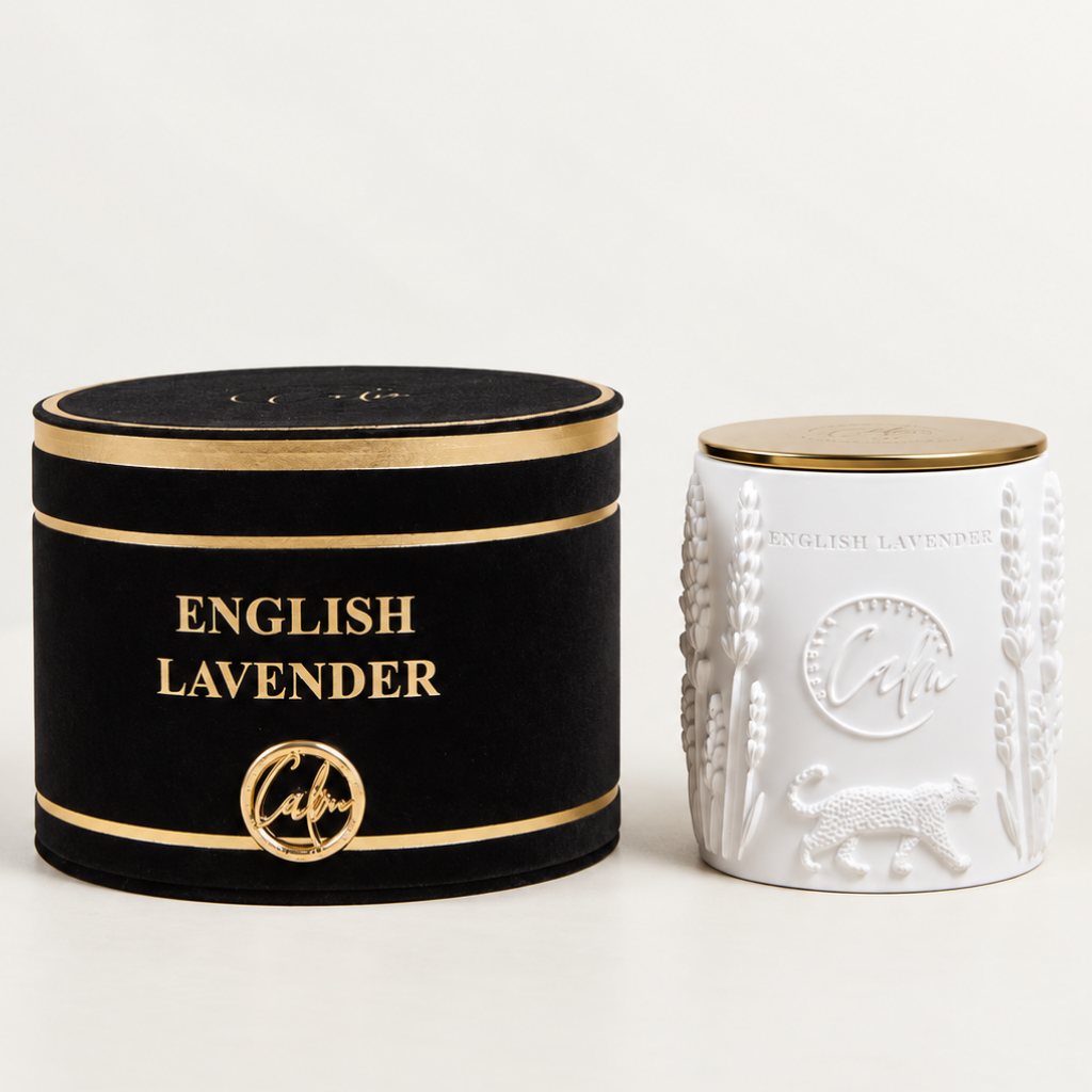 Luxuskerze aus Bienenwachs mit englischem Lavendelduft im Porzellantiegel – 227 g – Zwei Dochte aus Kirschholz – Calm Candles Essential