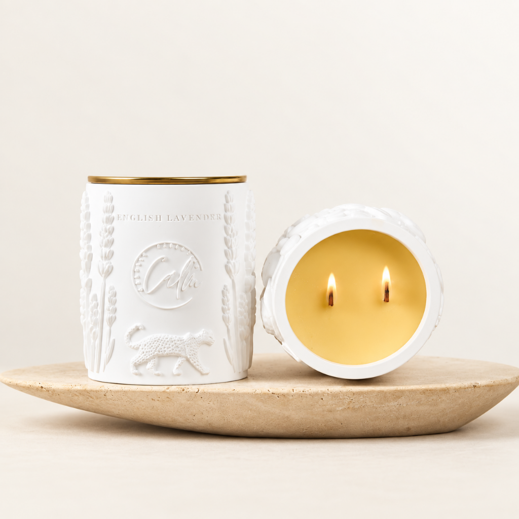 Luxuskerze aus Bienenwachs mit englischem Lavendelduft im Porzellantiegel – 227 g – Zwei Dochte aus Kirschholz – Calm Candles Essential