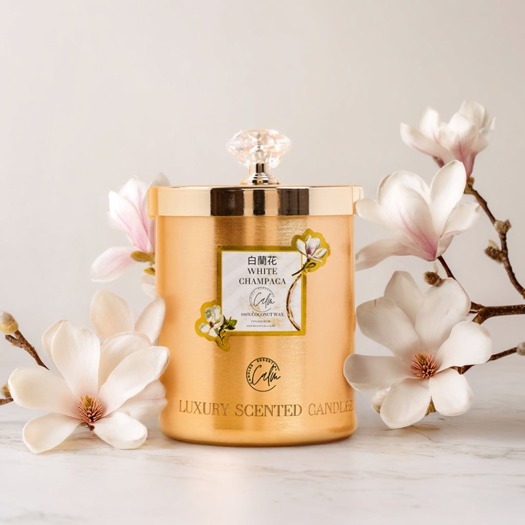 White Champaca Gold Metall Kerzen-Kollektion | Hergestellt mit Premium Kokoswachs & Kirschholzdocht Bis zu 60+ Stunden Brenndauer - Calm Candles Essential