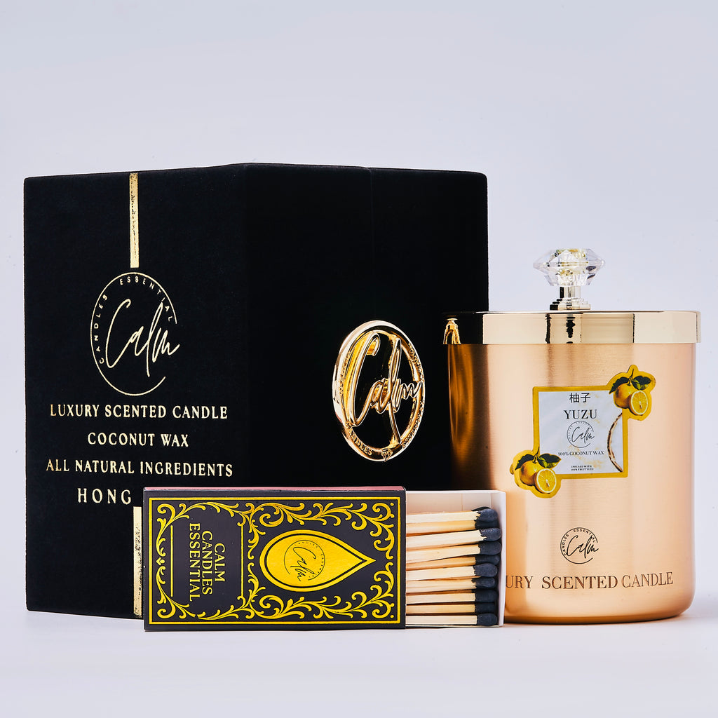 Yuzu Gold Metal Kerzenkollektion | Hergestellt mit hochwertigem Kokosnusswachs & Kirschholzdocht für über 60 Stunden Brenndauer - Calm Candles Essential