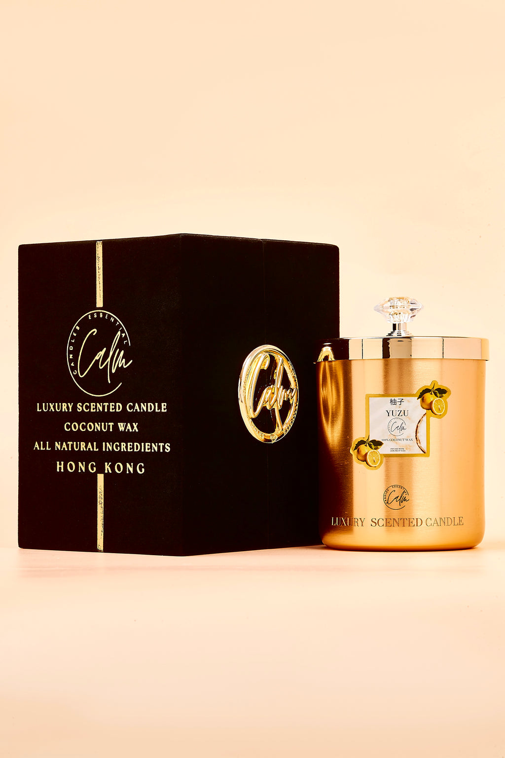 Yuzu Gold Metal Kerzenkollektion | Hergestellt mit hochwertigem Kokosnusswachs & Kirschholzdocht für über 60 Stunden Brenndauer - Calm Candles Essential