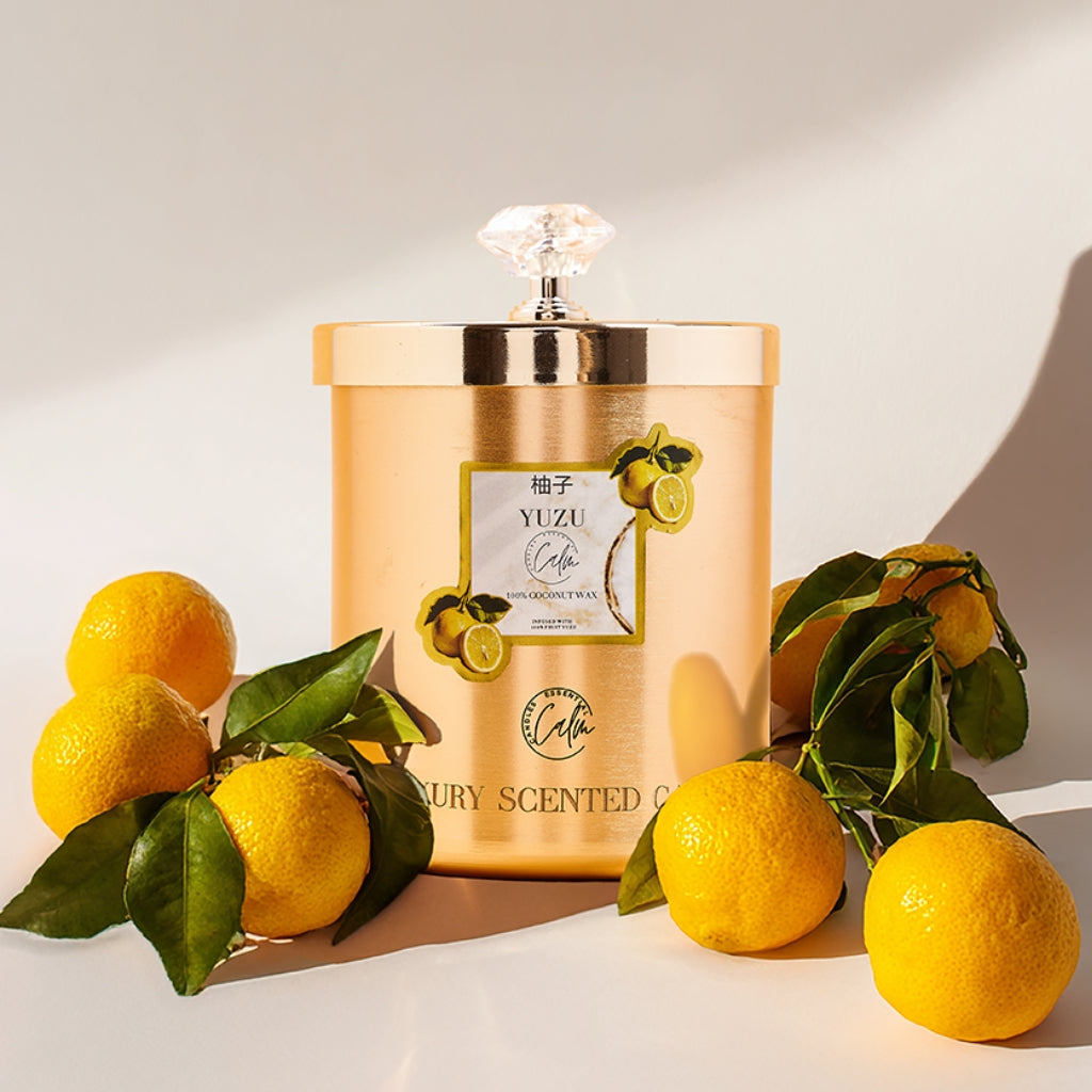 Yuzu Gold Metal Kerzenkollektion | Hergestellt mit hochwertigem Kokosnusswachs & Kirschholzdocht für über 60 Stunden Brenndauer - Calm Candles Essential