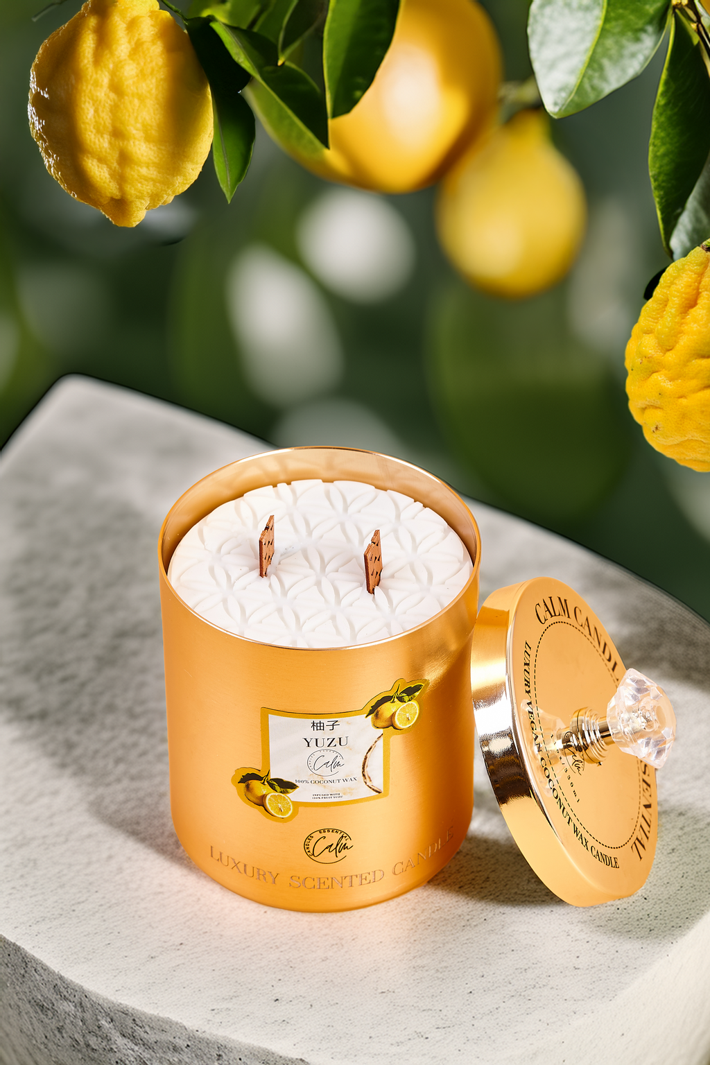 Yuzu Gold Metal Kerzenkollektion | Hergestellt mit hochwertigem Kokosnusswachs & Kirschholzdocht für über 60 Stunden Brenndauer - Calm Candles Essential