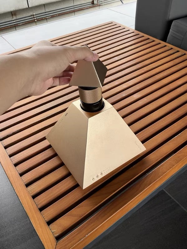 Goldmattes Ultraschall Pyramiden Aroma Diffuser ohne Wasser & Kabel – App-gesteuerte LED & Kostenloses 150 ml Öl (Type-C)