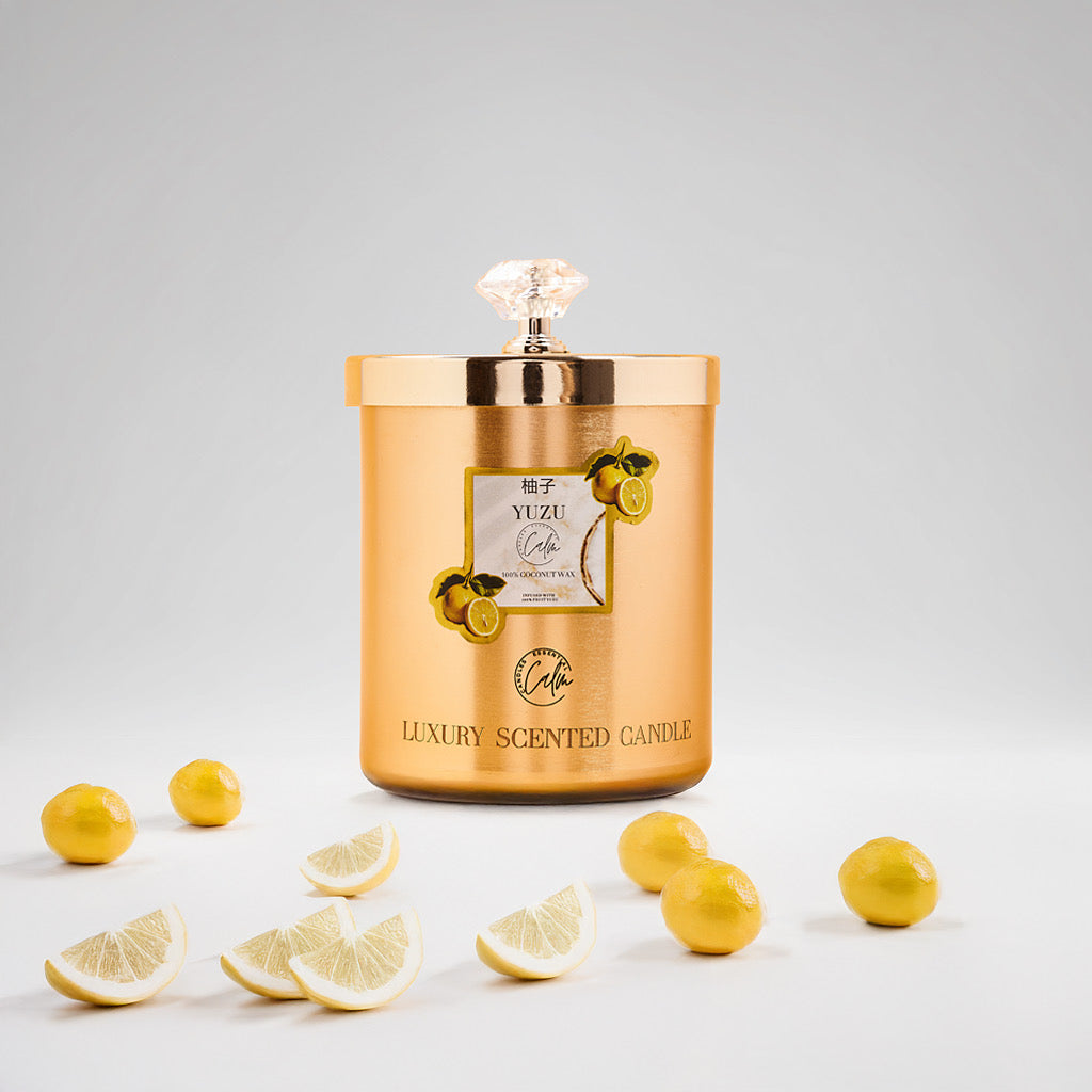 Yuzu Gold Metal Kerzenkollektion | Hergestellt mit hochwertigem Kokosnusswachs & Kirschholzdocht für über 60 Stunden Brenndauer - Calm Candles Essential