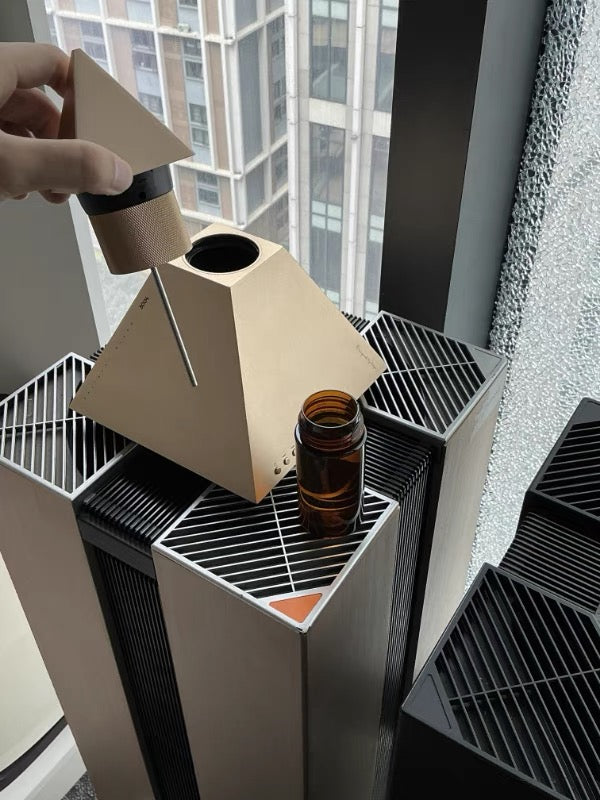 Goldmattes Ultraschall Pyramiden Aroma Diffuser ohne Wasser & Kabel – App-gesteuerte LED & Kostenloses 150 ml Öl (Type-C)