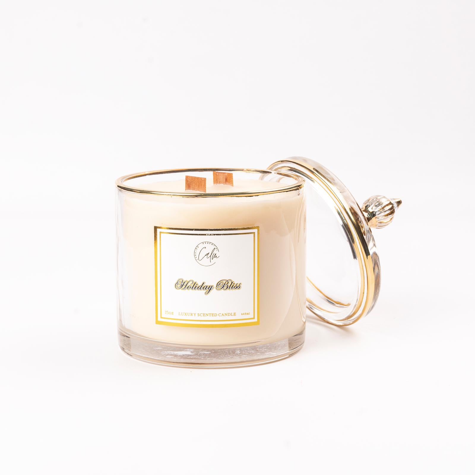 Calm Candles Essential – Holiday Bliss Kerze mit Holzdocht, verfeinert mit Zimt, Nelke und Vanille | Luxuriöse Duftkerze aus Sojawachs im Glas | Handgegossen | Stark duftend & langanhaltend (445 ml – XLarge)