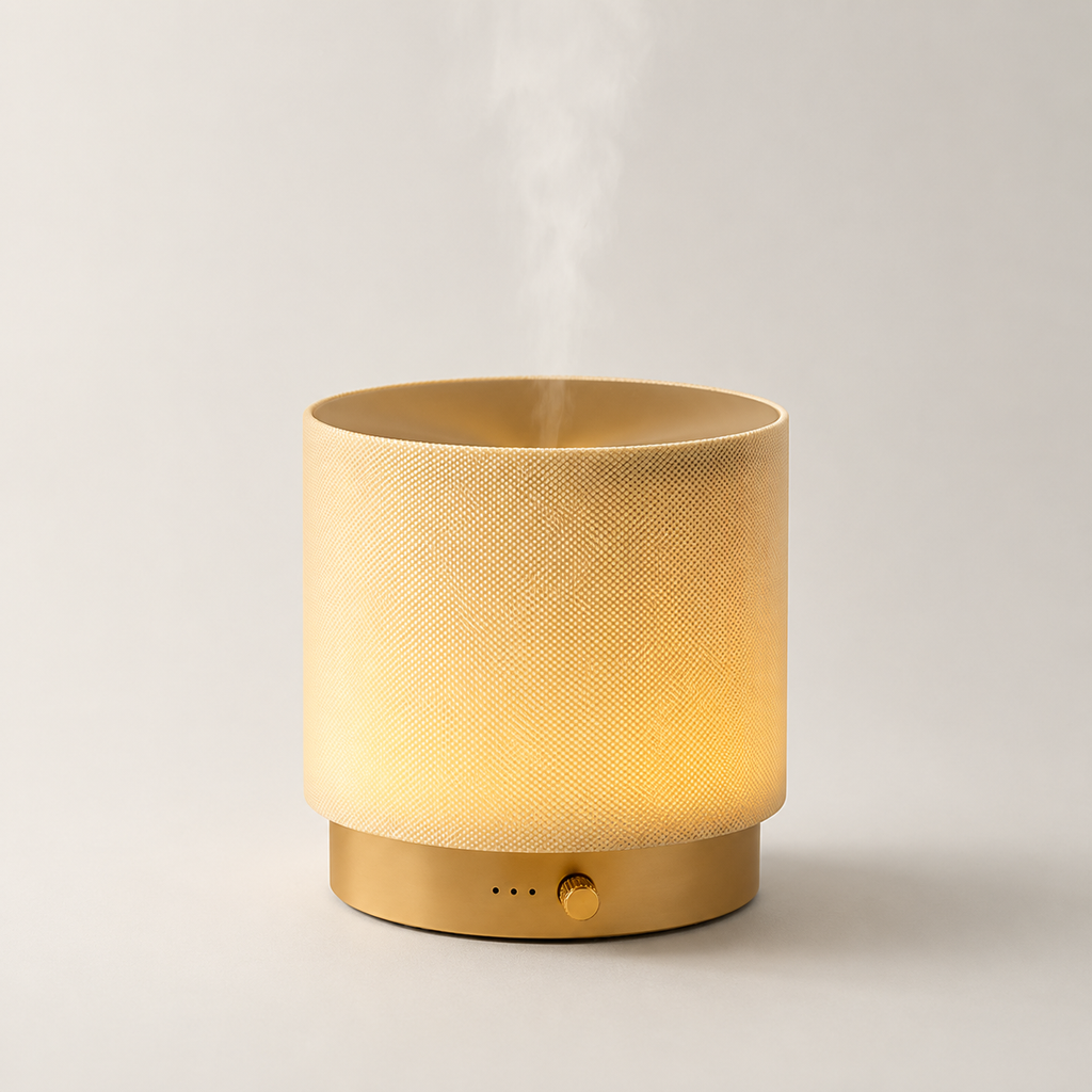 AuraGlow Leiser Stoff Wasser Diffuser 140ml – Stille Aromatherapie Lampe mit Sanftem Nachtlicht, Inklusive Süßorange & Lavendel Ätherisches Öl Duo, Perfekt für Zuhause, Büro & Yoga Räume (Gold)