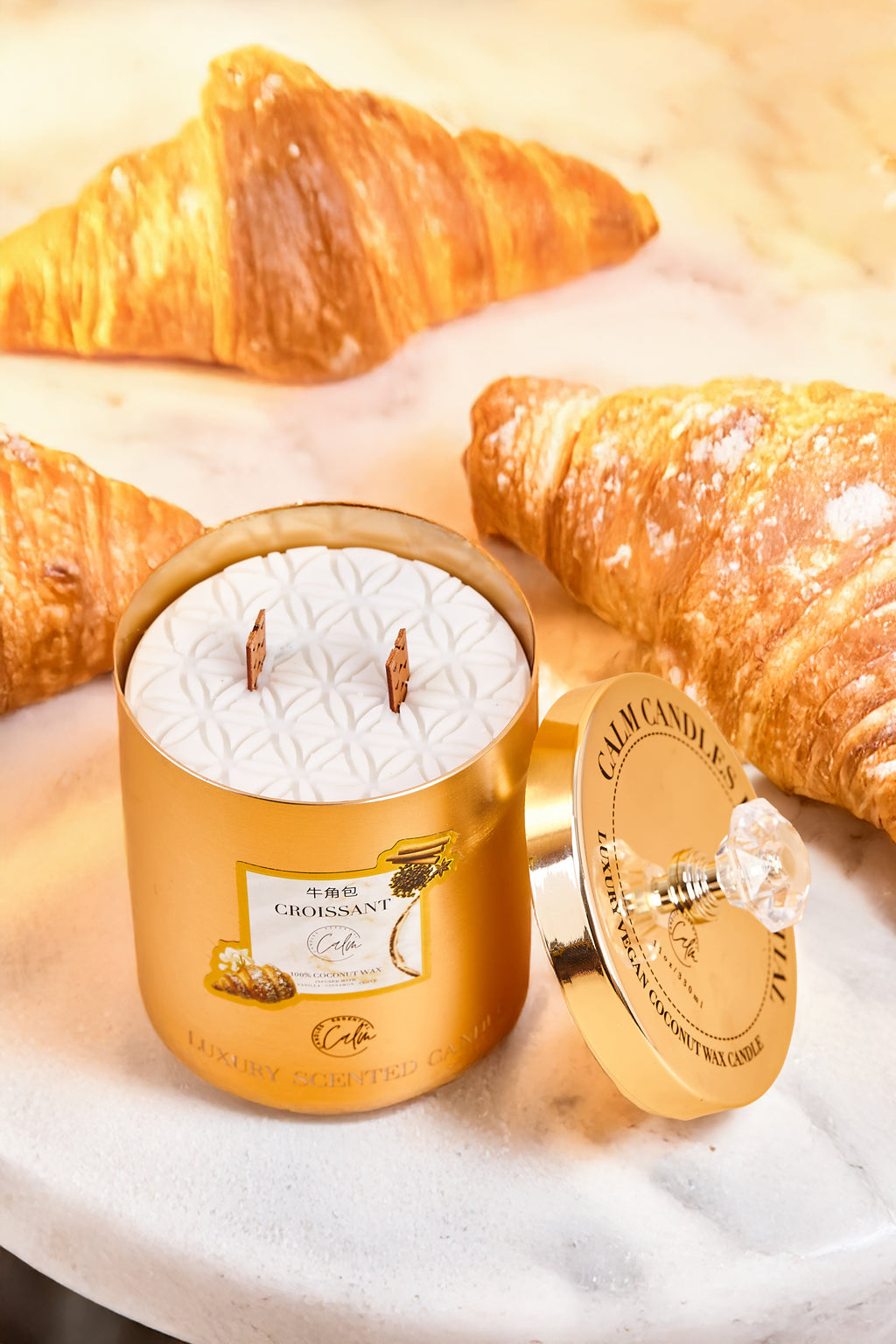 Croissant Gold Metal Kerzenkollektion | Hergestellt mit Premium-Kokosnusswachs & Kirschholzdocht für über 60 Stunden Brenndauer – Calm Candles Essential