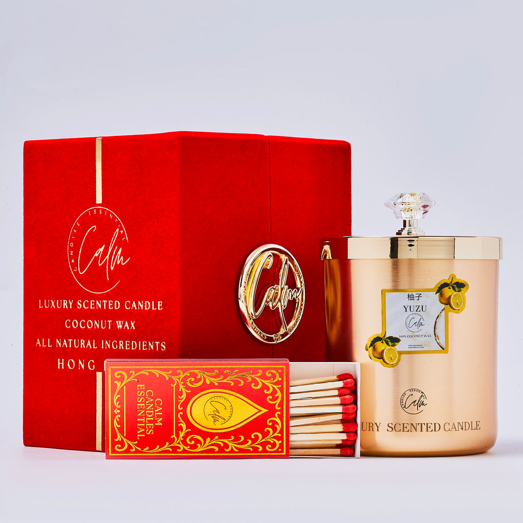 Yuzu Gold Metal Kerzenkollektion | Hergestellt mit hochwertigem Kokosnusswachs & Kirschholzdocht für über 60 Stunden Brenndauer - Calm Candles Essential