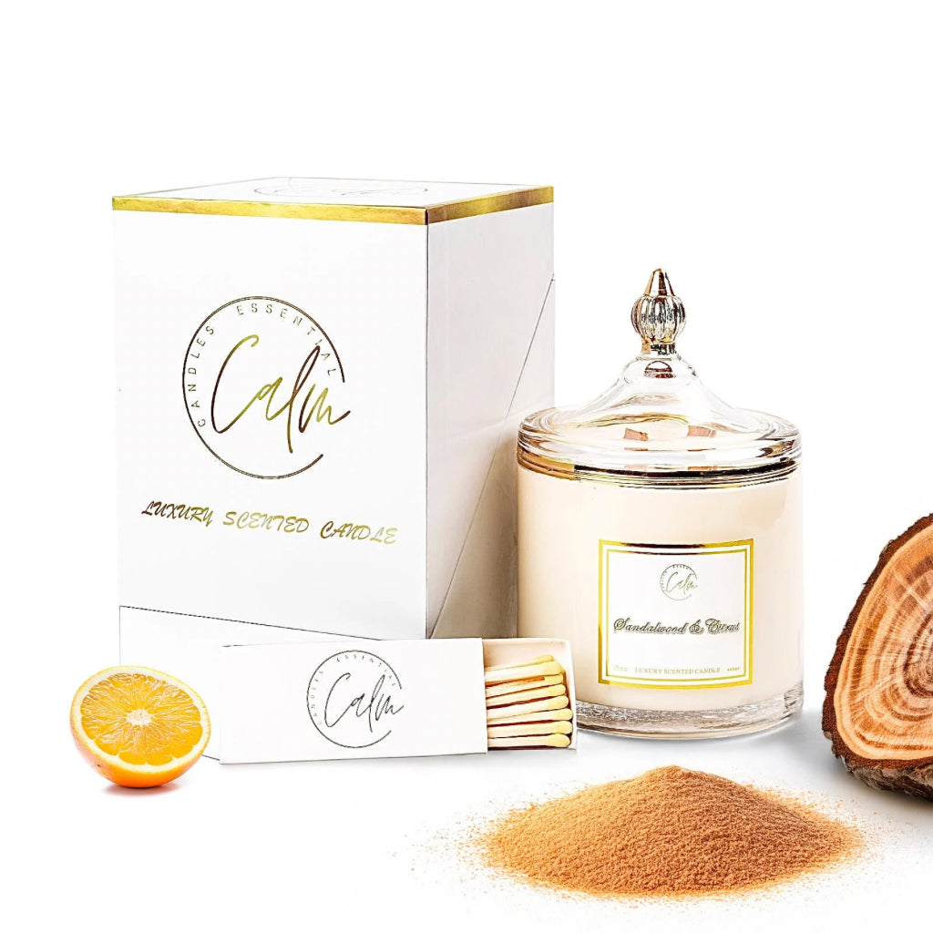 Calm Candles Essential – Sandelholz & Zitrus für ein erdendes und beruhigendes Gefühl, Holzdocht-Kerze | Luxuriöse Duft-Sojakerze im Glas | Handgegossen | Stark duftend langanhaltend (445 ml – XLarge)