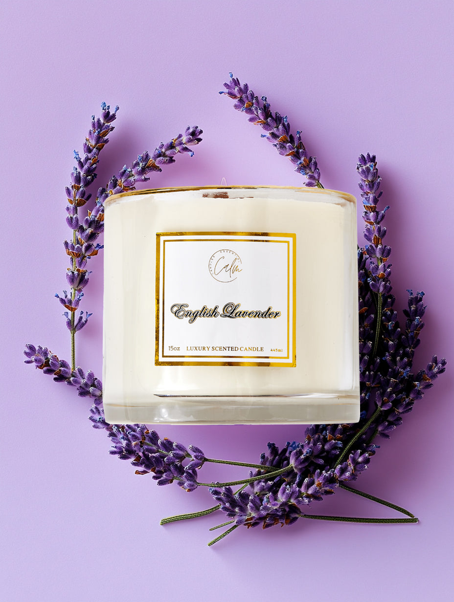 Calm Candles Essential - 英國薰衣草木芯蠟燭，注入鼠尾草、薰衣草、馥奇香調和琥珀精油，帶來放鬆舒緩的效果。奢華香氛大豆蠟罐裝蠟燭 | 手工澆注 | 香味濃鬱持久（15盎司/445毫升 - 特大號）