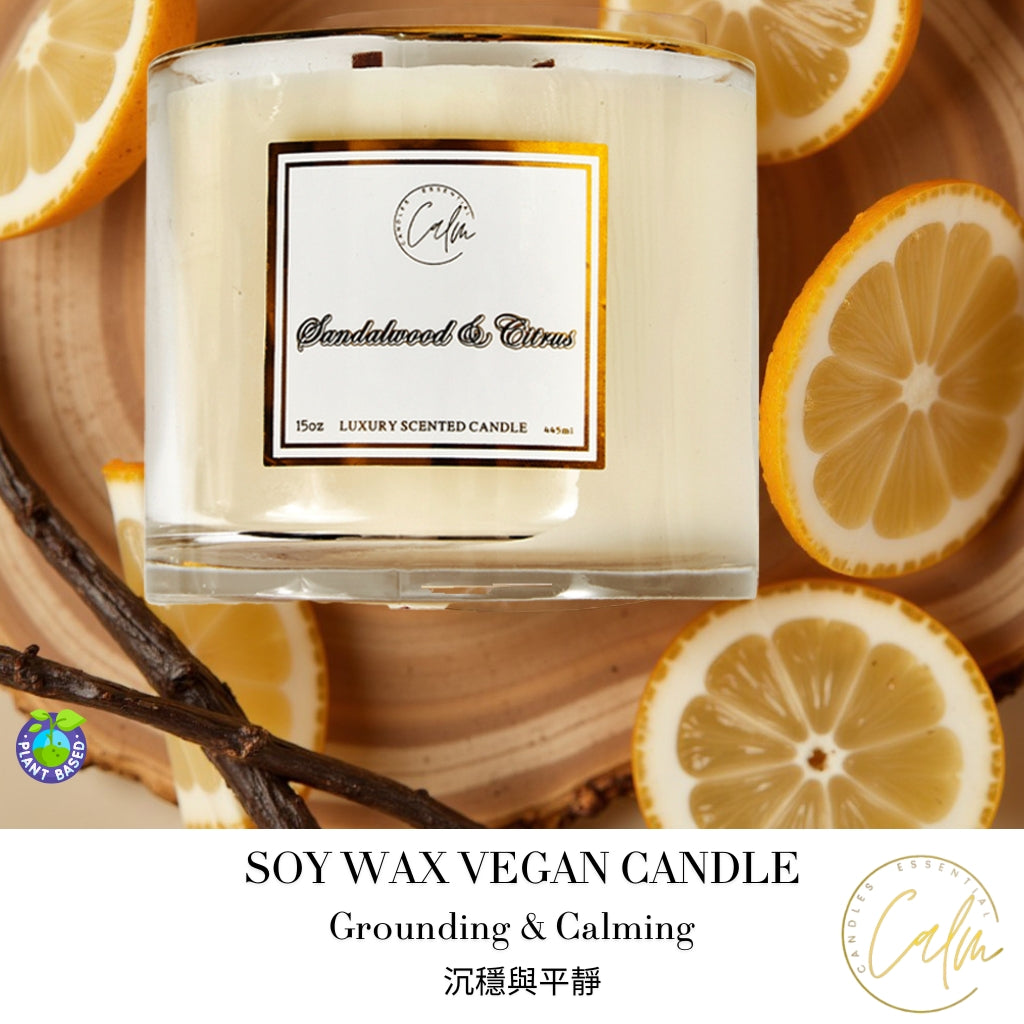 Calm Candles Essential – Sandelholz & Zitrus für ein erdendes und beruhigendes Gefühl, Holzdocht-Kerze | Luxuriöse Duft-Sojakerze im Glas | Handgegossen | Stark duftend langanhaltend (445 ml – XLarge)