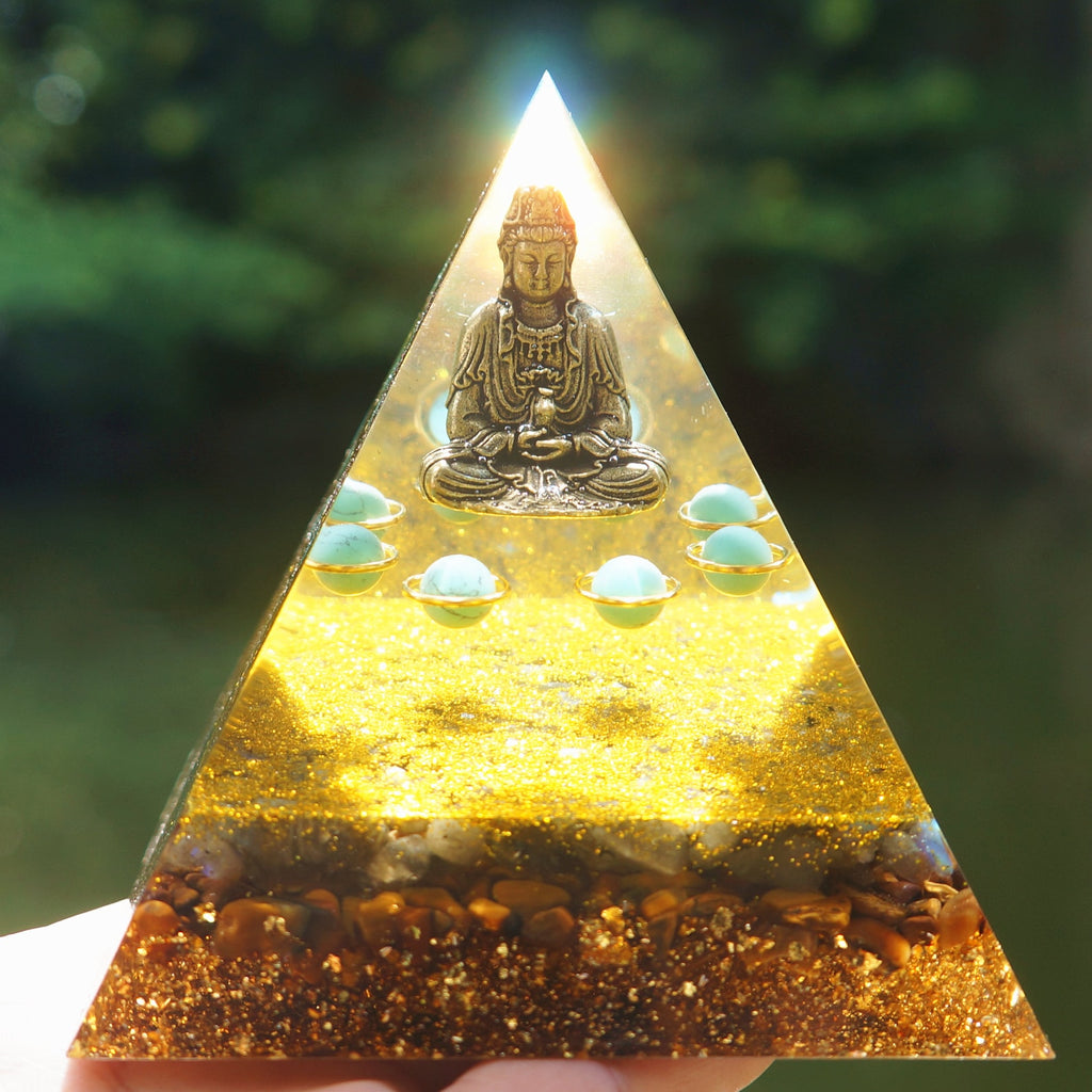 Ruhige Guanyin Buddha Statue Orgonit Pyramide, Buddha Orgon Pyramide, Yoga Meditation mit Kristallsteinen, Kupfer, Blume des Lebens, Gelber Aventurin & Halo Türkis - Bambusleuchten