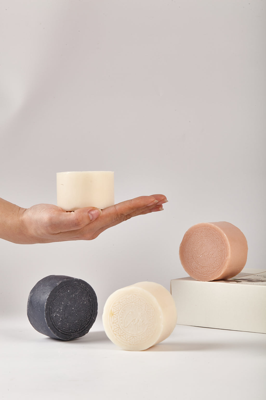 Calm Candles Seiden-Baumwoll-Peelingtuch & erlesene Naturseifen-Kollektion mit ätherischen Ölen | Hergestellt in Japan