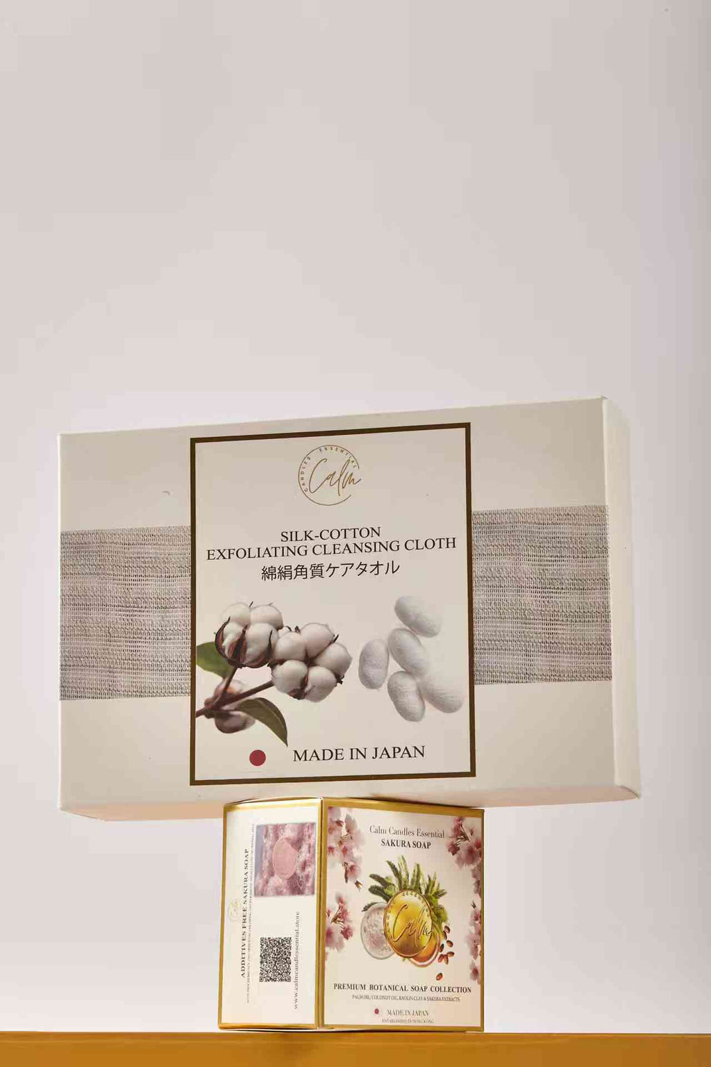 Calm Candles Seiden-Baumwoll-Peelingtuch & erlesene Naturseifen-Kollektion mit ätherischen Ölen | Hergestellt in Japan